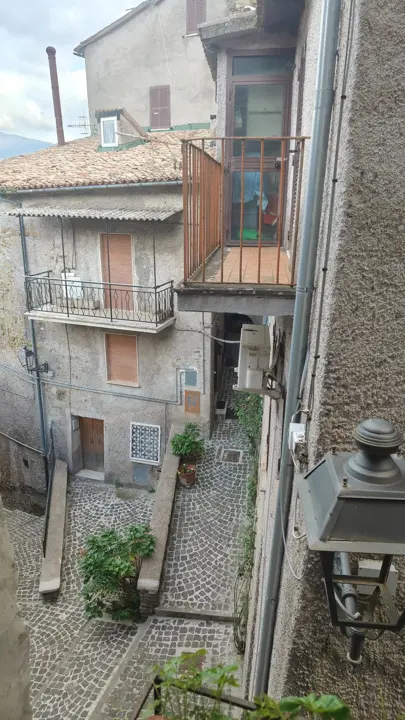 La vista sui tetti del borgo dal balcone