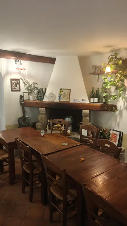 Il camino in pietra con la mensola in legno