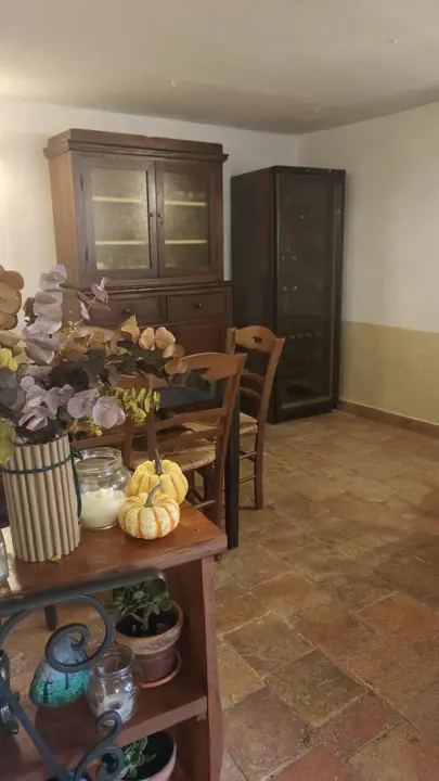 La credenza in legno e la cantinetta dei vini