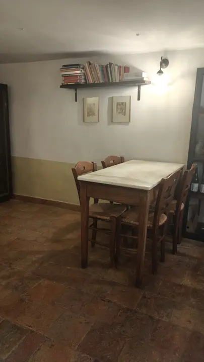 Il tavolo con il piano in marmo nella saletta