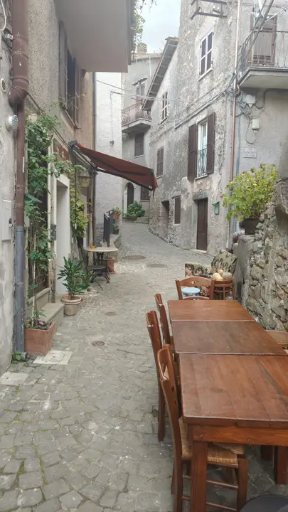 I tavoli fuori, nel vicolo di Via del Castello